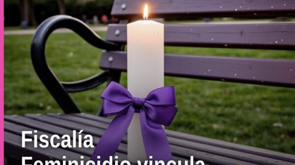 Ilustración simbólica de balanza de justicia y escudo con leyenda 'Fiscalía Especializada en Feminicidio', fondo en tonos