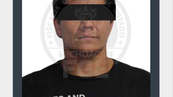 Fiscalía Michoacán detención: imagen simbólica de camiones de la FGE frente a edificio institucional en Morelia, con logo