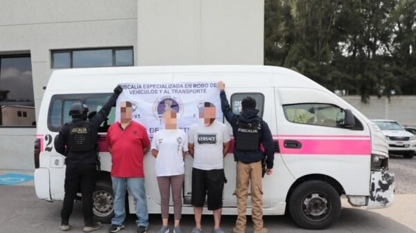 Fiscalía de michoacán detención: combi rosa del servicio público recuperada en colonia Gertrudis Sánchez, Morelia, junto a