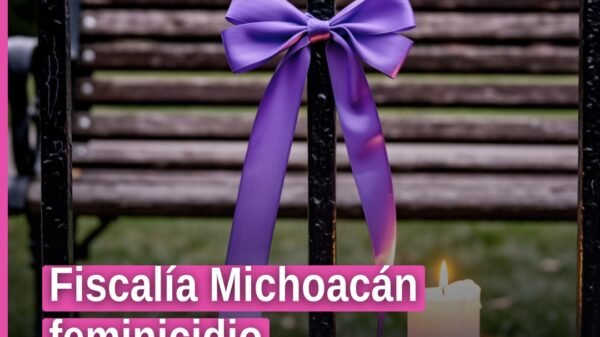 Fiscalía Michoacán feminicidio: representación simbólica de justicia con escudo de Michoacán y balanza sobre fondo azul