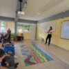 Fiscalía michoacán pláticas: personal de la FGE hablando ante estudiantes de secundaria en un aula de la Escuela Secundaria