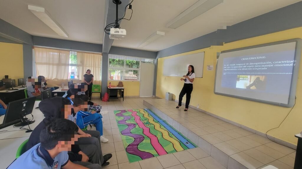Fiscalía michoacán pláticas: personal de la FGE hablando ante estudiantes de secundaria en un aula de la Escuela Secundaria