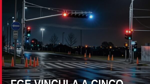 Fiscalía Michoacán vinculación: representación simbólica de cinco personas frente a un edificio institucional con logos