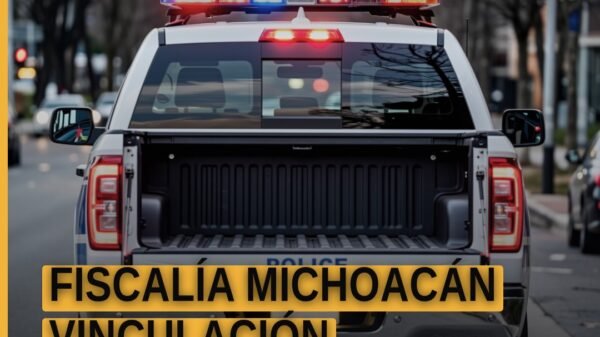 Ilustración simbólica de una balanza de justicia y el escudo de la Fiscalía General del Estado de Michoacán, con fondo que