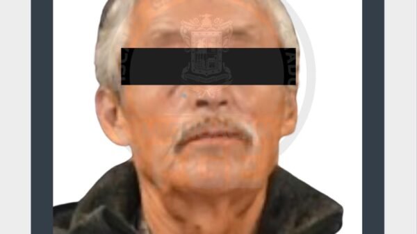 Fiscalía Michoacán vinculación: representación simbólica de una audiencia judicial con documentos oficiales y sello