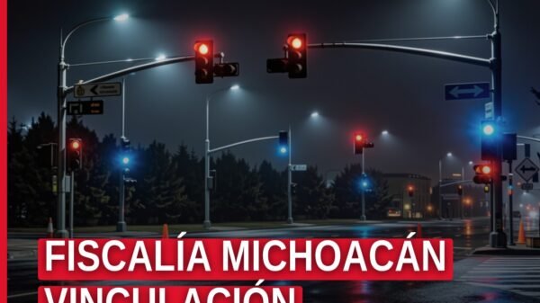 Fiscalía michoacán vinculación: ilustración simbólica de balanza de justicia y sello oficial de la FGE sobre fondo azul