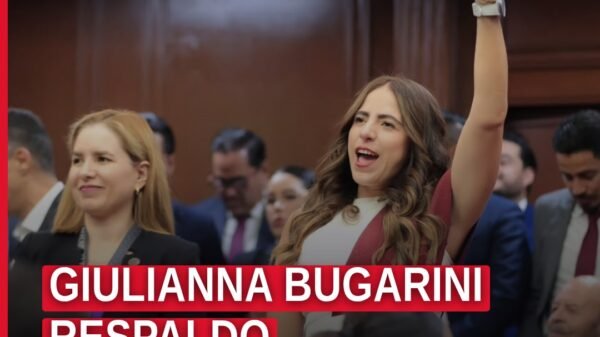Giulianna Bugarini respaldo durante el acto protocolario de entrega del Quinto Informe de Gobierno en el Congreso del Estado