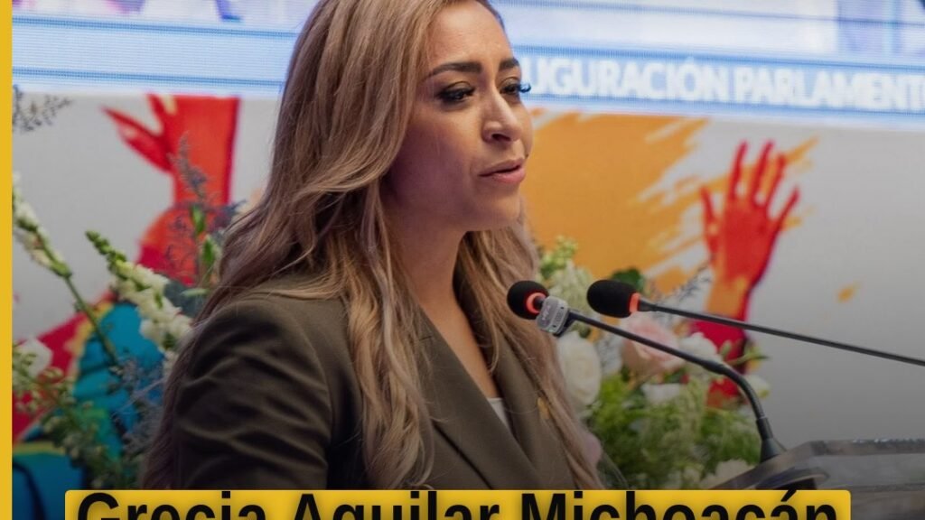 Grecia Aguilar Michoacán hablando ante jóvenes en el salón de sesiones del Congreso del Estado de Morelia durante la
