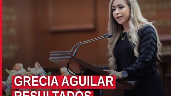 Grecia Aguilar Mercado hablando ante el Pleno del Congreso del Estado de Michoacán en Morelia, durante la sesión solemne de