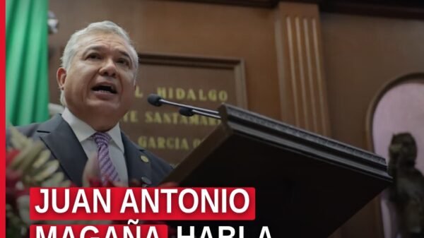 Juan Antonio Magaña de la Mora hablando desde la tribuna del Congreso del Estado de Michoacán en Morelia, durante el Quinto