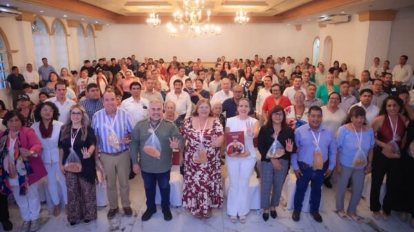 Julieta García Zepeda hablando frente a público en acto oficial en Lázaro Cárdenas, Mich., durante su informe de actividades