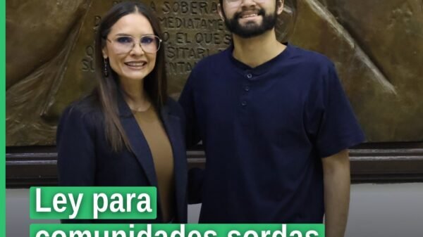 Diputada Nalleli Pedraza Huerta hablando en tribuna del Congreso del Estado de Michoacán, Morelia, durante la presentación