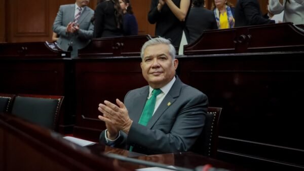 Magaña de la Mora hablando frente al pleno del Congreso del Estado de Michoacán durante su Segundo Informe Legislativo, con