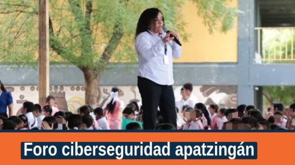 Grupo de estudiantes y adultos en salón de la Secundaria Federal No. 1 'Constituyentes de Apatzingán' durante el foro