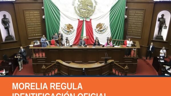 Fachada del Congreso del Estado en Morelia, Michoacán, con bandera estatal y letrero que indica sesión extraordinaria sobre