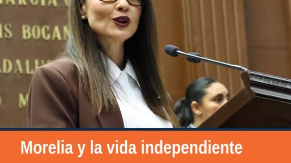 Diputada Nalleli Pedraza Huerta hablando en tribuna del Congreso del Estado en Morelia, Michoacán, durante la presentación