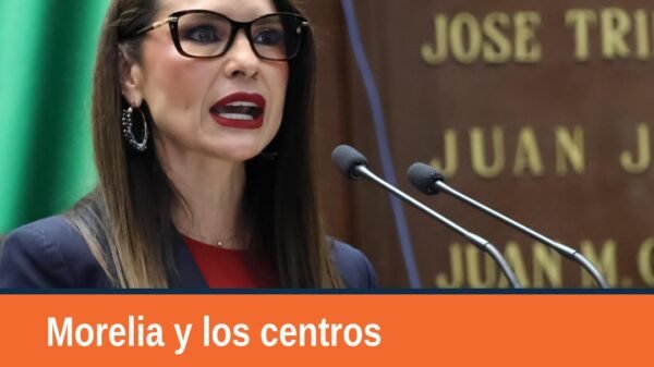 Fotografía institucional de la diputada Nalleli Pedraza Huerta y José Sinuhe Ayala López ante el Congreso del Estado en