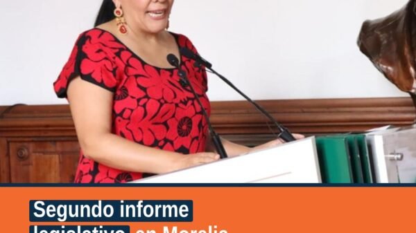 Adriana Campos Huirache y Guillermo Valencia Reyes durante la presentación del segundo informe legislativo en Morelia