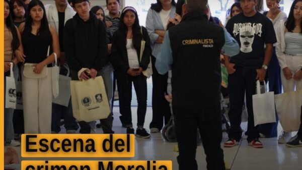 Estudiantes de la UMSNH observan una simulación de escena del crimen morelia en instalaciones de la Fiscalía General de