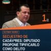 Diputado Memo Valencia hablando ante micrófono en el Congreso del Estado de Michoacán, con fondo de bandera estatal y