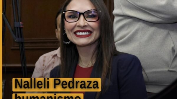 Diputada Nalleli Pedraza Huerta hablando desde la tribuna del Congreso de Michoacán en Morelia, con bandera estatal al