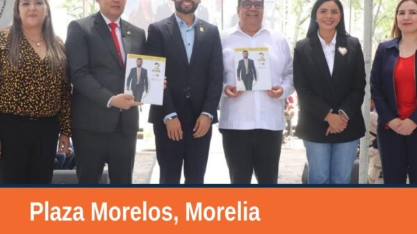 Fotografía de Octavio Ocampo hablando desde un podio en la Plaza Morelos de Morelia durante su segundo informe legislativo