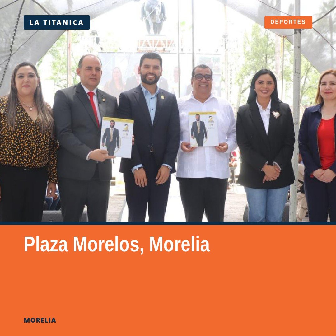 Fotografía de Octavio Ocampo hablando desde un podio en la Plaza Morelos de Morelia durante su segundo informe legislativo