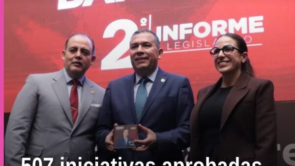 Diputado Juan Carlos Barragán Vélez hablando en el patio central del Congreso del Estado de Morelia durante la entrega de su