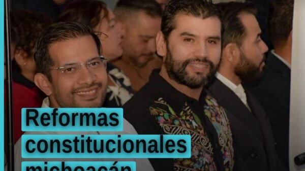 Diputados Conrado Paz y Octavio Ocampo en el Congreso del Estado de Michoacán durante la aprobación de las reformas
