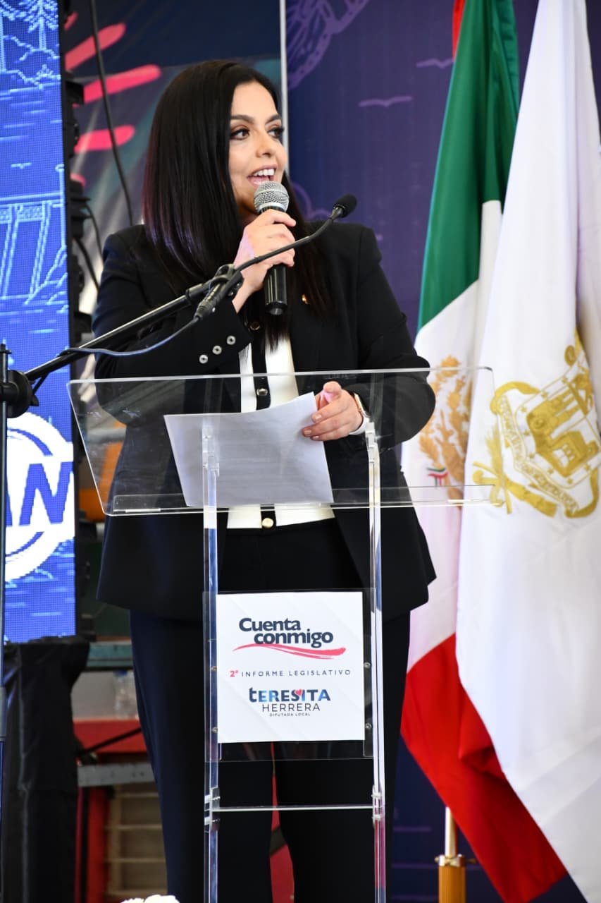 Teresita Herrera Maldonado hablando frente al podio durante su tere herrera segundo informe en el Congreso del Estado de