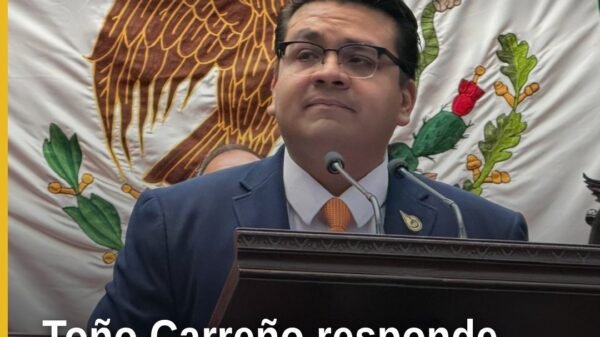 Toño Carreño hablando en el pleno del Congreso del Estado de Morelia durante su intervención sobre el quinto informe