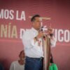 Fotografía de Carlos Torres Piña en diálogo con representantes de distintos sectores en Michoacán, simbolizando unidad para