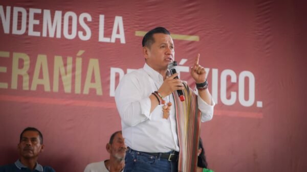 Fotografía de Carlos Torres Piña en diálogo con representantes de distintos sectores en Michoacán, simbolizando unidad para