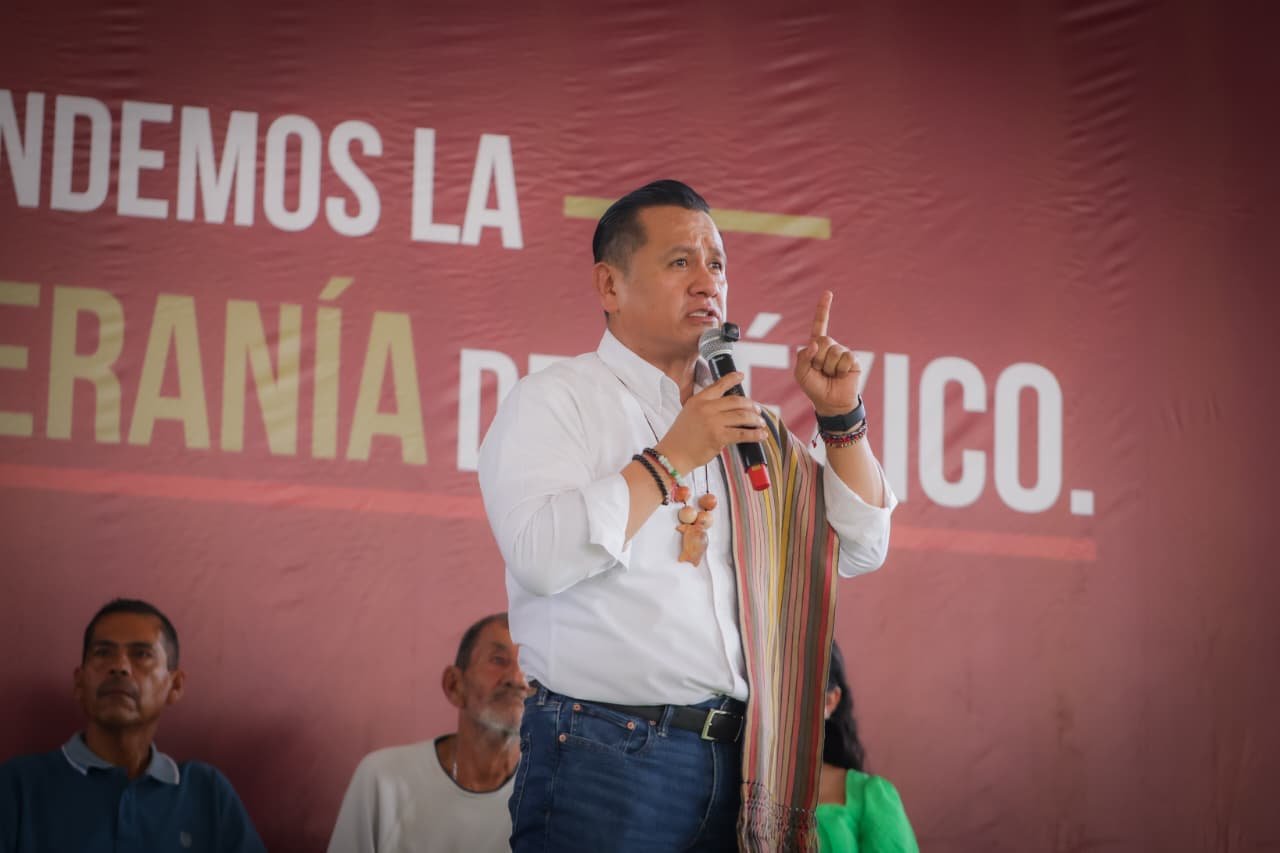 Fotografía de Carlos Torres Piña en diálogo con representantes de distintos sectores en Michoacán, simbolizando unidad para