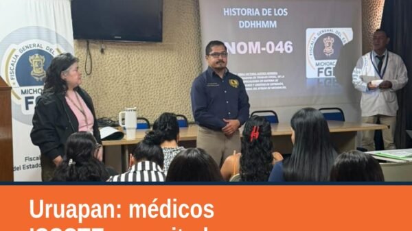 Grupo de personal médico del ISSSTE participando en una sesión de capacitación violencia de género en Uruapan, Michoacán.