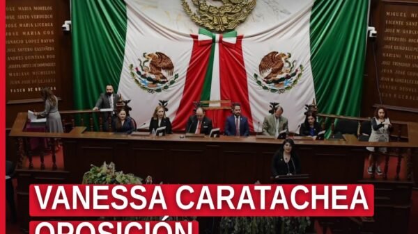 Vanessa Caratachea oposición: diputada local hablando desde tribuna del Congreso de Michoacán en Morelia, 16 de septiembre