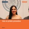 Fotografía de Diana Espinoza en sesión legislativa en Morelia, con cartel que menciona voto de personas en prisión