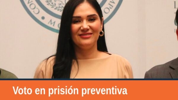 Fotografía de Diana Espinoza en sesión legislativa en Morelia, con cartel que menciona voto de personas en prisión