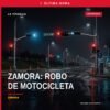 Ilustración sobria de una motocicleta estacionada en una calle residencial de Zamora, con señalización discreta de 'colonia