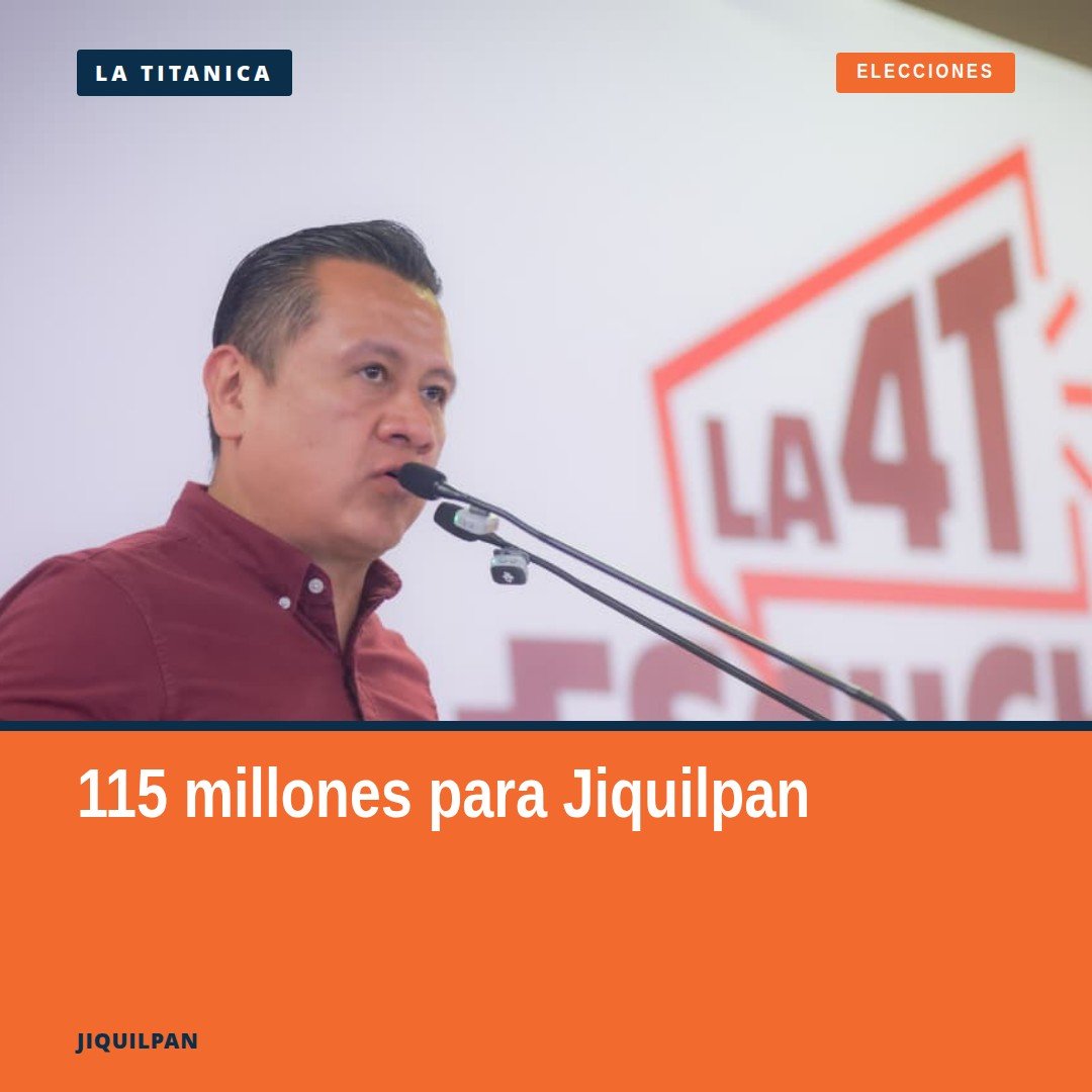 Carlos Torres Piña hablando en un evento público en Jiquilpan, Michoacán, con micrófono y fondo de bandera mexicana