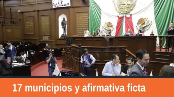 Sala del Pleno de la 76 Legislatura en Morelia, con bandera de Michoacán y documento del Decreto 501 sobre prohibición