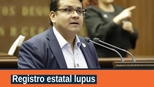 Diputado Toño Carreño Sosa hablando en tribuna del Congreso del Estado de Michoacán sobre registro estatal lupus