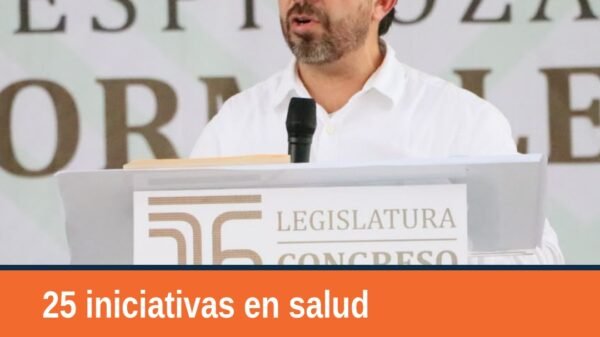 Diputado Abraham Espinoza Villa hablando ante público en evento en Buenavista, Michoacán, con fondo de logo del Congreso del