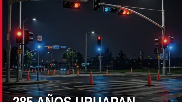 Ilustración sobria de balanza de justicia sobre mapa de Uruapan, con texto 'secuestro agravado uruapan'