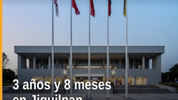 Ilustración sobria de balanza de justicia con el nombre 'Jiquilpan' y la frase clave violencia familiar jiquilpan