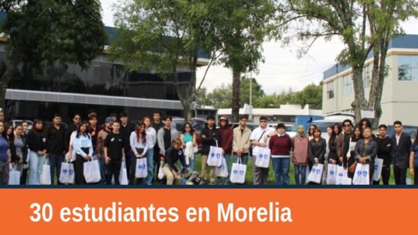 Grupo de 30 estudiantes universitarios en aula de la Universidad Vizcaya de las Américas en Morelia durante capacitación