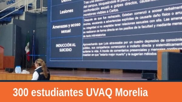 Grupo de estudiantes universitarios en aula de la UVAQ en Morelia durante plática sobre acoso escolar y acoso sexual