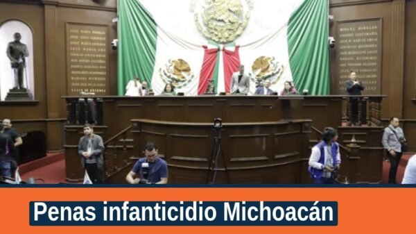 Pleno del Congreso del Estado de Michoacán en sesión extraordinaria, con enfoque en documento titulado 'penas infanticidio