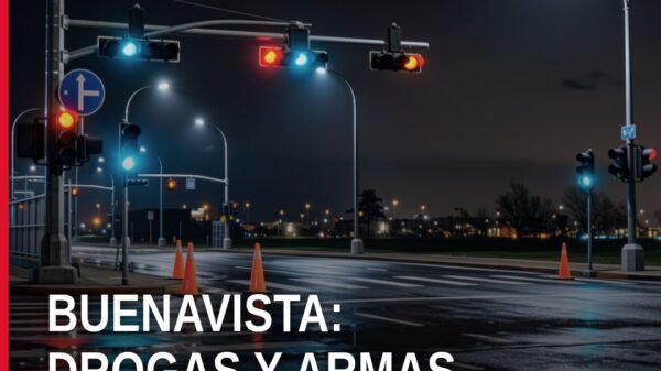 Escena operativa en la calle Miguel Silva, zona urbana de Buenavista, Apatzingán, donde se encontraron 43 envoltorios de