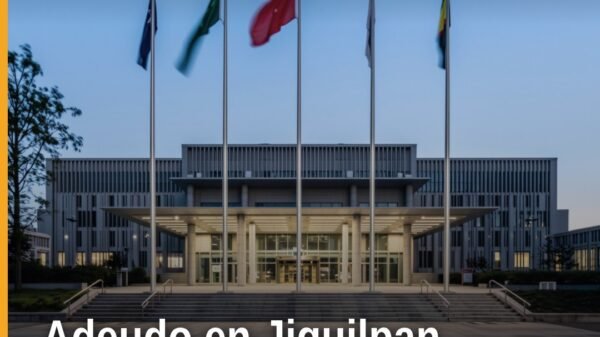 Ilustración sobria de balanza y documento judicial con los textos 'Jiquilpan', '455 mil 899 pesos' y 'adeudo pensión